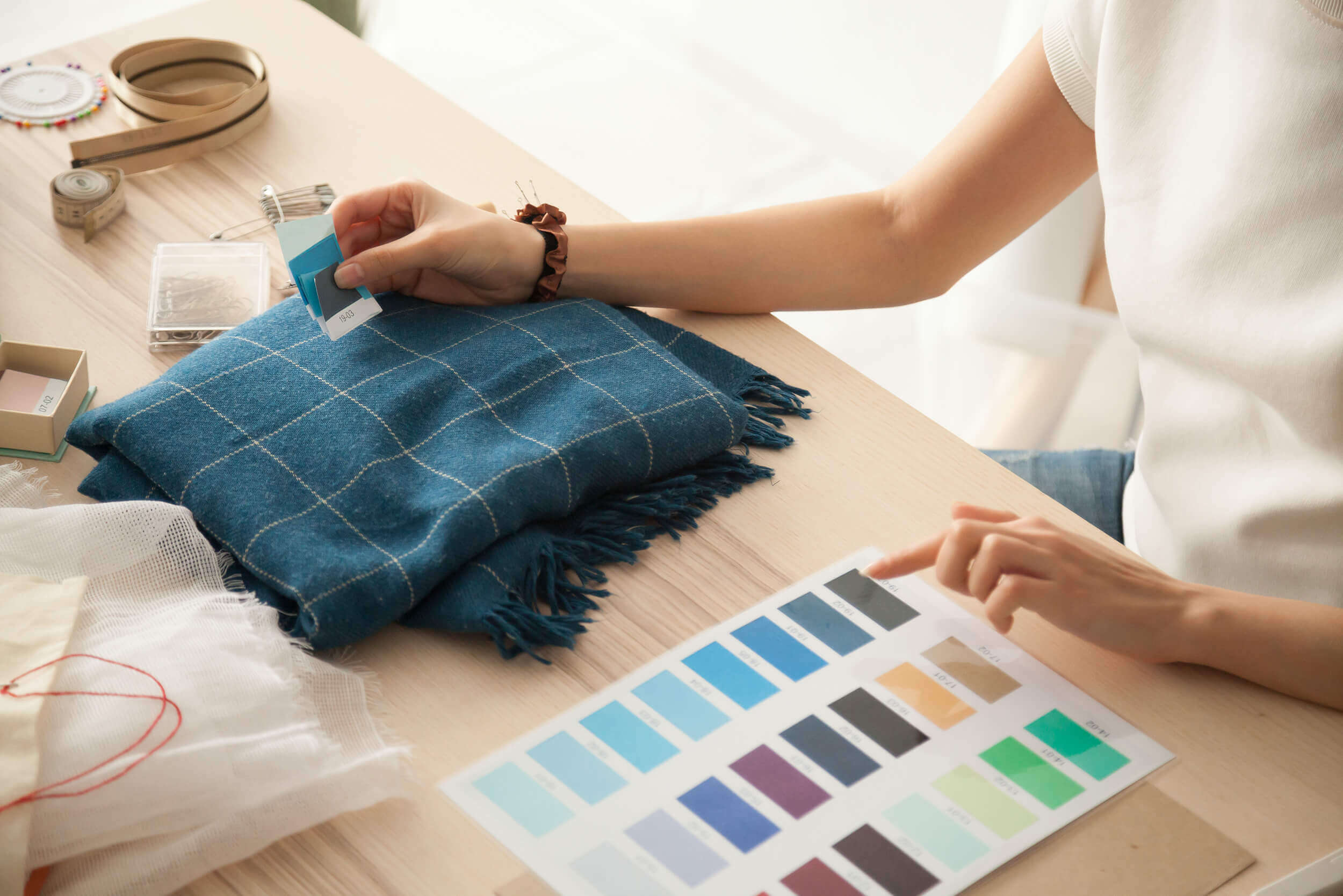 accessories-designer-selecting-colours-aalofts-design Accessories Designer Selecting Colours